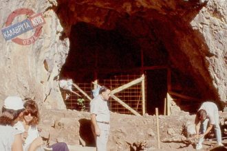 4 Αυγούστου 1990 - Ανοίγει τις πύλες του το περίφημο Σπήλαιο ''Των Λιμνών'- ΦΩΤΟ