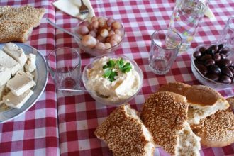 ΚΟΥΛΟΥΜΑ: Πόσες θερμίδες έχει η λαγάνα και τα υπόλοιπα Σαρακοστιανά