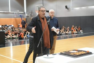 Κομμάτι για τα παιδιά της Παλαιστίνης έκοψε ο Τάκης Πετρόπουλος στην εκδήλωση του Προμηθέα