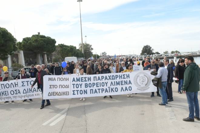 "Μια πόλη στο πόδι": Με πορεία στο Μώλο οι διαδηλωτές (ΦΩΤΟ)