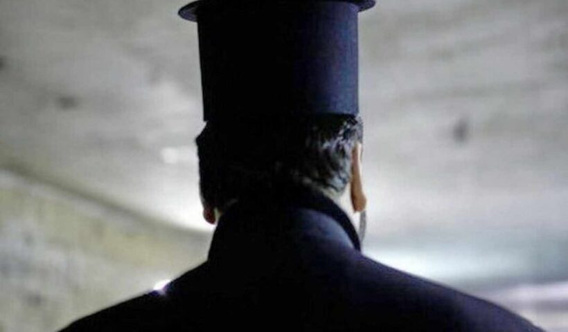 Πύργος: Ιερέας έδειρε την ερωμένη του - Του πέρασαν χειροπέδες μετά τη Θεία Λειτουργία