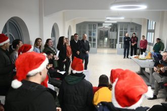 Χριστουγεννιάτικα Κάλαντα στον Δήμαρχο Πατρέων - ΦΩΤΟ