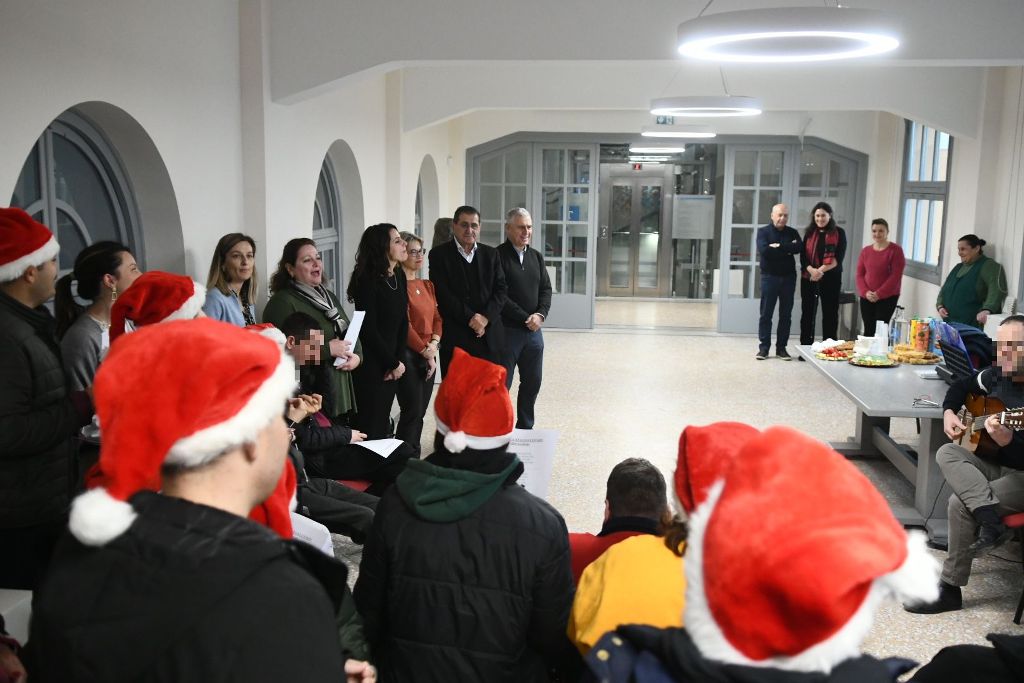 Χριστουγεννιάτικα Κάλαντα στον Δήμαρχο Πατρέων - ΦΩΤΟ