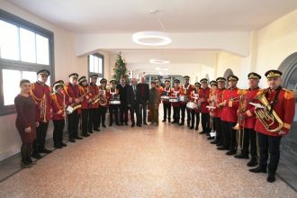 Με κάλαντα και Χριστουγεννιάτικα τραγούδια, πλημμύρισε το Δημαρχείο της Πάτρας (ΦΩΤΟ)