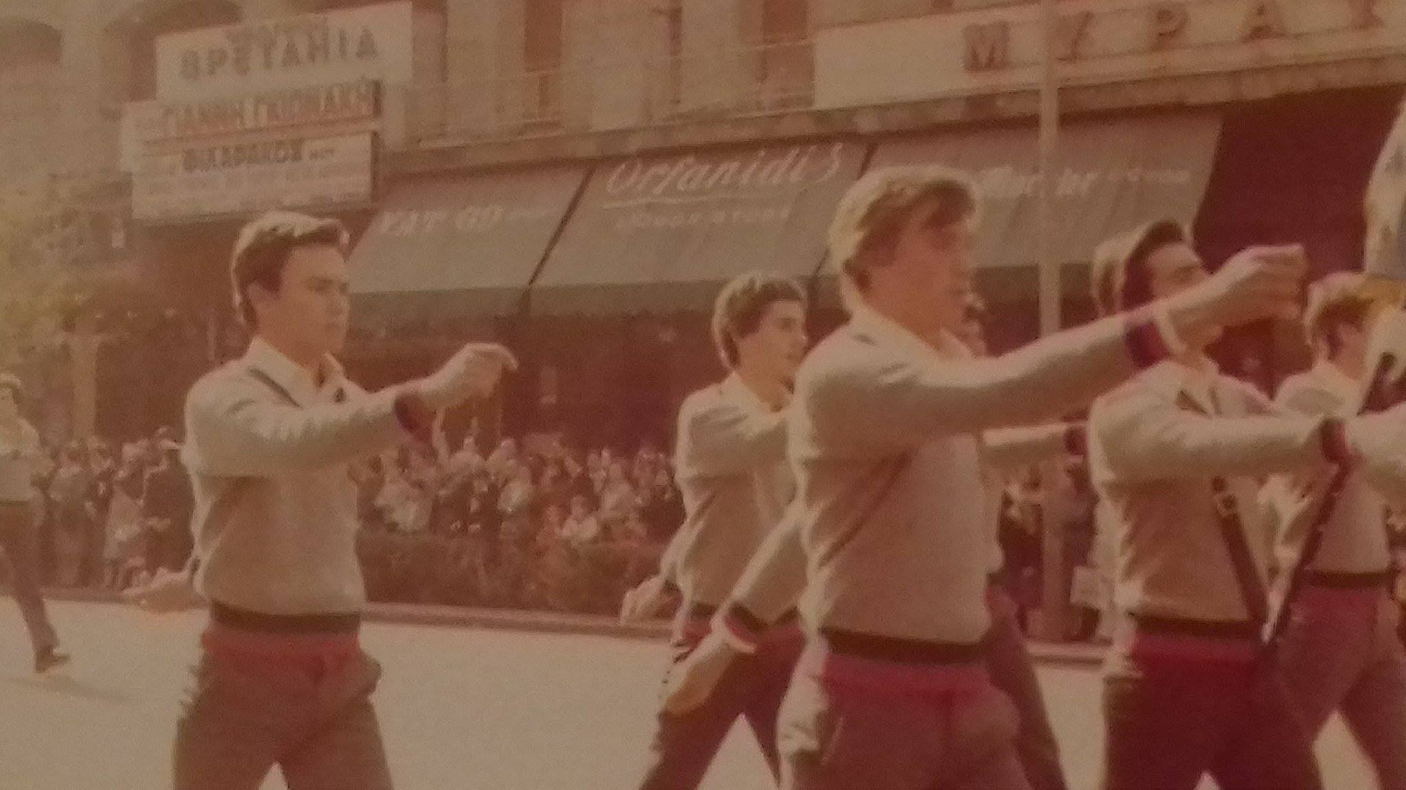 Ποιός είναι ο νεαρός που παρελαύνει;