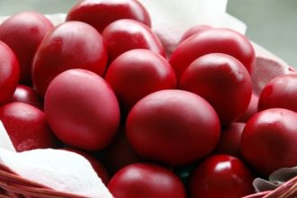 Πάσχα: Προσοχή με τα βαμμένα αυγά – Μέχρι πόσο μένουν εκτός ψυγείου