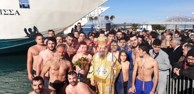 Πάτρα: Οι κολυμβητές που βούτηξαν για το Σταυρό ψέλνουν τον Εθνικό Ύμνο - ΒΙΝΤΕΟ