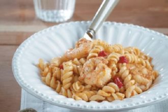 Σκορδομακάρονα με γαρίδες και γλυκιά πάπρικα