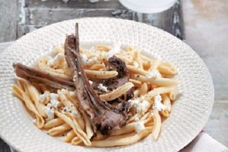 Αρνί με σιουφιχτά μακαρόνια