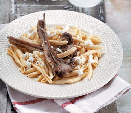 Αρνί με σιουφιχτά μακαρόνια