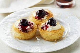 Ατομικά κιουνεφέ με ανθότυρο και βύσσινο