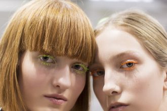 Έφτασε η ώρα να βάλεις μία… χρωματιστή μάσκαρα στο νεσεσέρ και τις βλεφαρίδες σου