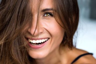 Η εβδομαδιαία συνήθεια που θα κάνει πιο λαμπερή την όψη της επιδερμίδας σου