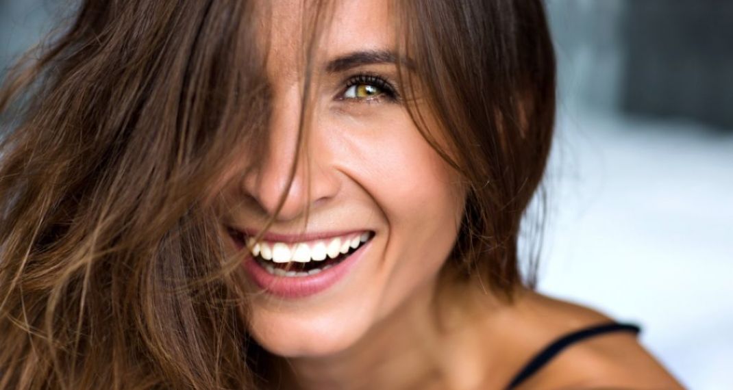 Η εβδομαδιαία συνήθεια που θα κάνει πιο λαμπερή την όψη της επιδερμίδας σου