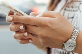 Τι μπορεί να σημαίνει για τον χαρακτήρα σου ο τρόπος που κρατάς το κινητό σου