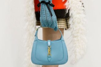 Ο οίκος Gucci επαναλανσάρει την εμβληματική τσάντα «Jackie»