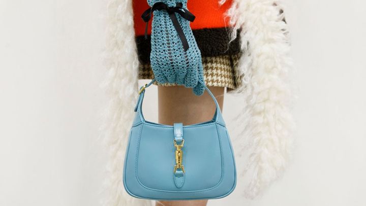 Ο οίκος Gucci επαναλανσάρει την εμβληματική τσάντα «Jackie»