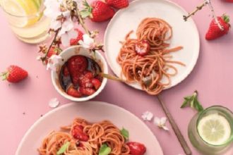 Σπαγγέτι με πικάντικη σάλτσα φράουλας