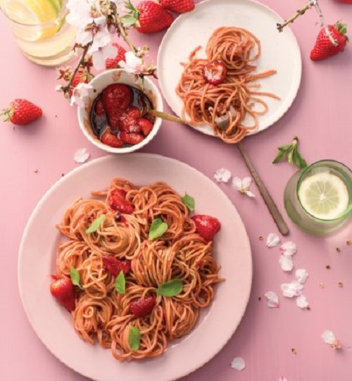 Σπαγγέτι με πικάντικη σάλτσα φράουλας