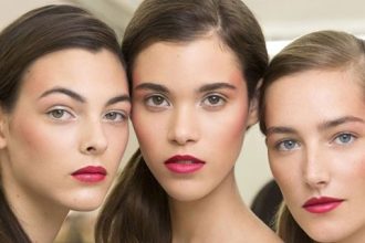 Πώς να εφαρμόσετε το ρουζ στα μήλα του προσώπου σας για τέλειο αποτέλεσμα