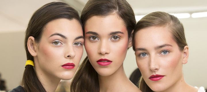 Πώς να εφαρμόσετε το ρουζ στα μήλα του προσώπου σας για τέλειο αποτέλεσμα