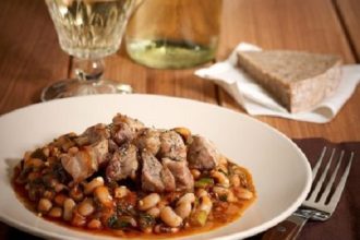 Πικάντικα μαυρομάτικα φασόλια με χοιρινή τηγανιά