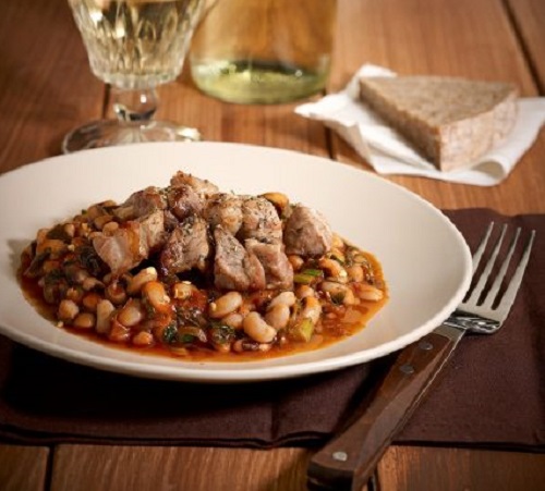 Πικάντικα μαυρομάτικα φασόλια με χοιρινή τηγανιά