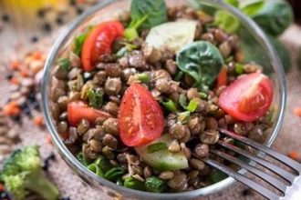 Σαλάτα με φακές και ντοματίνια