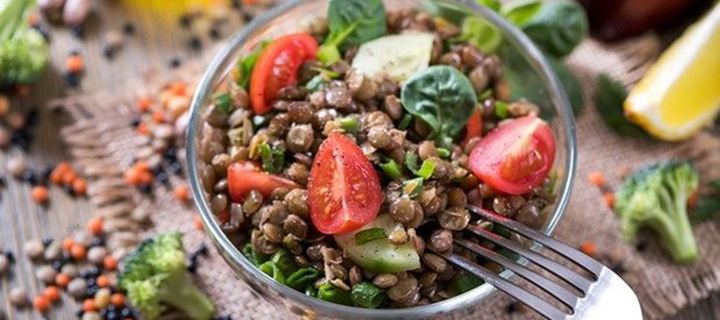 Σαλάτα με φακές και ντοματίνια