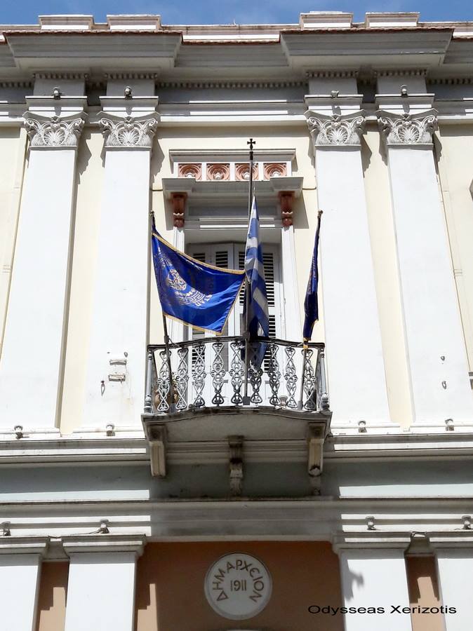 Ο "Πατρέας" κυματίζει ανάποδα στο Δημαρχείο - ΦΩΤΟ