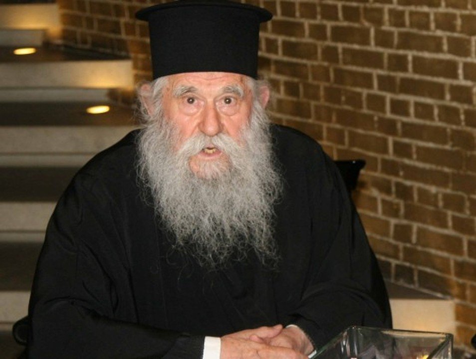 Ο Μητροπολίτης Ηλείας, ο Αγιασμός, οι μαθητές και το ...κούτσουρο