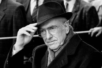 Ο Ανδρέας Παπανδρέου δείχνει το δρόμο