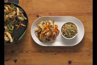 Λωρίδες στήθους κοτόπουλου στο τηγάνι με λαχανικά και πλιγούρι