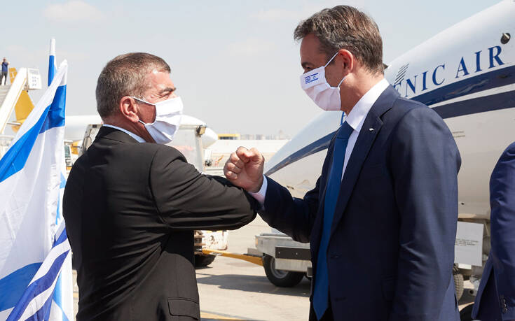 Η λεπτομέρεια στη μάσκα που φορούσε ο Μητσοτάκης φτάνοντας στο Ισραήλ