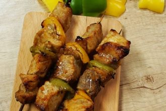 Χοιρινά σουβλάκια μαριναρισμένα σε μπίρα