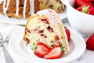 Λαχταριστό κέικ με φρούτα και λευκό γλάσο