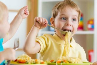 Τα επικίνδυνα πλαστικά που παχαίνουν τα παιδιά