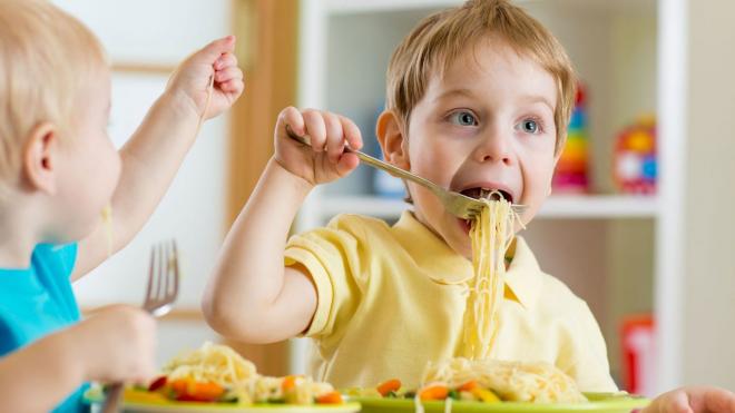 Τα επικίνδυνα πλαστικά που παχαίνουν τα παιδιά