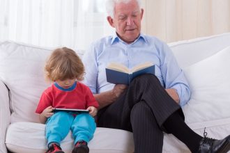 Θα κρατήσουν το παιδί ο παππούς και η γιαγιά; Όχι, αν δεν διαβάσετε πρώτα αυτό