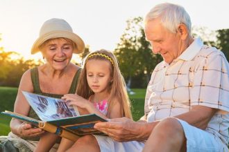 Γιατί να (μην) στείλουμε το παιδί διακοπές με τον παππού και τη γιαγιά
