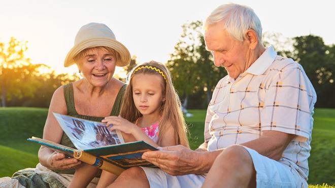 Γιατί να (μην) στείλουμε το παιδί διακοπές με τον παππού και τη γιαγιά