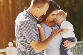 Να τι αλλάζει στη ζωή του ζευγαριού με τον ερχομό ενός παιδιού