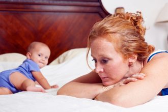 Πώς τα παιδικά ψυχικά τραύματα της μητέρας μπορεί να επηρεάσουν την υγεία του παιδιού