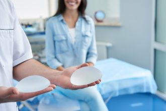 Όλο και περισσότερες γυναίκες αφαιρούν τα ενθέματα σιλικόνης που έβαλαν κάποτε