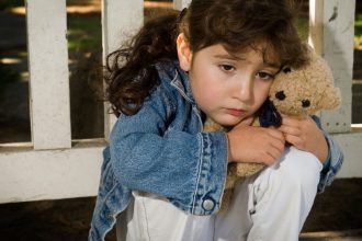 Οι λέξεις που πληγώνουν σαν καρφιά το παιδί