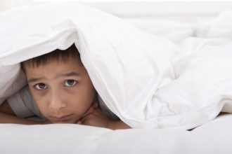 Γονείς: Ο ένας στους τέσσερις λέει ότι το παιδί του είναι «τσακωμένο» με τον ύπνο