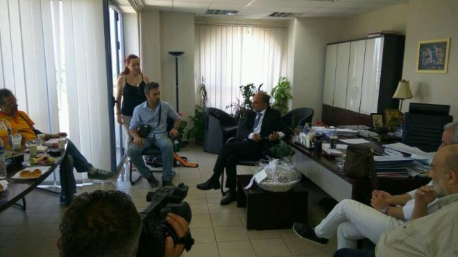 Σε ποιο γραφείο θα γιορτάζει σε δυο χρόνια ο Απ. Κατσιφάρας; - Υποδέχθηκε κόσμο και φίλους σήμερα για τη γιορτή του – ΔΕΙΤΕ ΦΩΤΟ