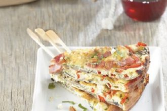 Ομελέτα φούρνου σαν πίτσα με μανιτάρια, πιπεριές, ζαμπόν και φέτα