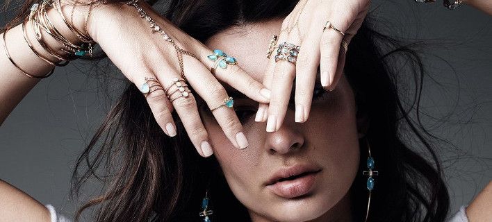 Heart earrings: Η τελευταία τάση στα σκουλαρίκια δεν περνά εύκολα απαρατήρητη