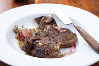 Μοσχαρίσιες μπριζόλες με μαρινάδα βαλσαμικού ξιδιού ψημένες στο χαρτί